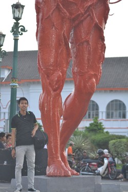 Jejak kaki raksasa menyentuh Titik Nol