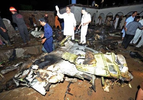 Pesawat Jatuh di Pakistan, 127 Orang Tewas