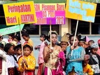 Peringati Kartini, Siswa SD Berbusana Adat