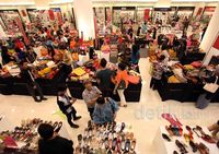 Orang-orang Ini Rela Berbelanja Tengah Malam
