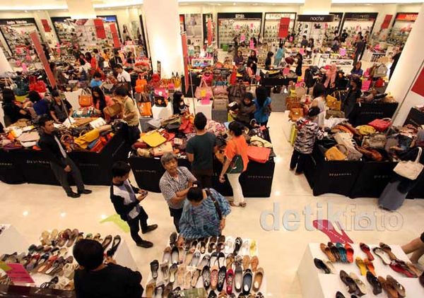 Orang-orang Ini Rela Berbelanja Tengah Malam