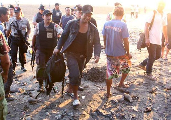 Tas Mencurigakan di Pantai Seminyak Berisi Baju Tas Mencurigakan di Pantai Seminyak Berisi Baju