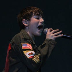 Aksi Panggung Greyson Chance Bikin Histeris Remaja Jakarta