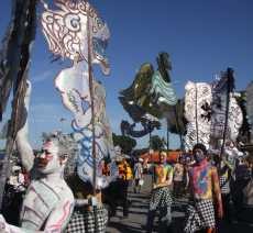 4 Ribu Warga Yogya Kirab Keliling Beteng Kraton Peringati Seabad HB IX