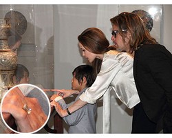 Replika Cincin Tunangan Jolie Dijual 200 Kali Lebih Murah