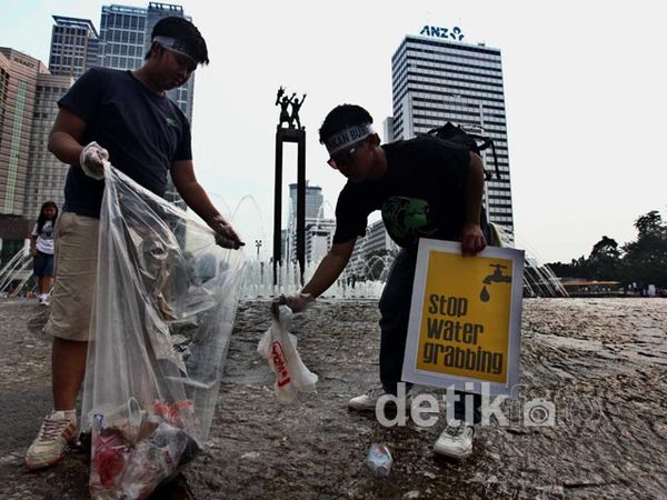 Ayo Bersihkan Bundaran HI dari Sampah