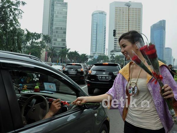 Artis-artis Bagikan Bunga di Hari Kartini