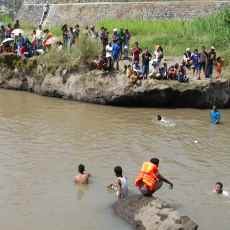 Tiga Santri di Situbondo Tenggelam Saat Menyeberang Sungai