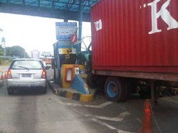 Truk Kontainer Hantam Loket Tol Cibitung Bekasi