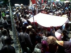 Protes Rencana Pembangunan PLTU, Ratusan Orang Geruduk DPRD Jateng