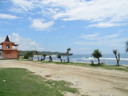 MENIKMATI PANTAI KRAKAL