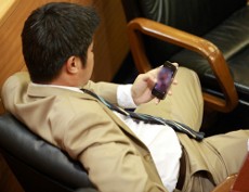 Kenakalan Parlemen Thailand, Lihat Gambar Porno & Angkat Kaki ke Meja