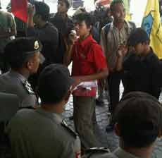 Mahasiswa Tuban Kecam Semen Gresik