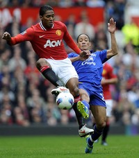 Laga antara Manchester United vs Everton berlangsung di Old Trafford, Minggu (22/4/2012) malam WIB. Reuters/Nigel Roddis.