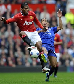 Laga antara Manchester United vs Everton berlangsung di Old Trafford, Minggu (22/4/2012) malam WIB. Reuters/Nigel Roddis.