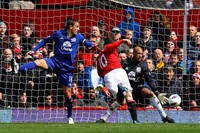 Wayne Rooney membobol gawang Everton. Dalam pertandingan tersebut Rooney dua kali membobol gawang Everton. Gol tersebut tercipta di menit ke-41 dan 69. Getty Images/Alex Livesey.