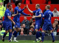 Fellaini merayakan gol bersama rekan-rekannya seusai membobol gawang Manchester United di menit ke-67. Getty Images/Alex Livesey.