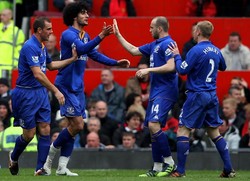 Fellaini merayakan gol bersama rekan-rekannya seusai membobol gawang Manchester United di menit ke-67. Getty Images/Alex Livesey.