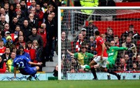 Steven Pienaar menendang bola yang berbuah gol ke gawang Manchester United di menit ke-85. Alex Livesey/Getty Images.