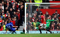 Steven Pienaar menendang bola yang berbuah gol ke gawang Manchester United di menit ke-85. Alex Livesey/Getty Images.