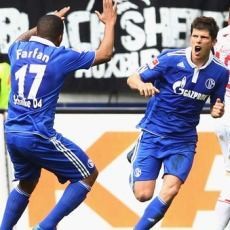 Schalke Tak Kalah Berkat Gol Balasan Huntelaar