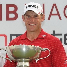 Lee Westwood Pertahankan Gelar