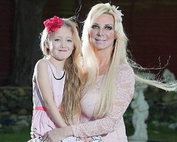 Wanita Ini Adakan Pesta Ultah Anak di Klinik Bedah Pastik