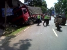 Nyaris Tabrak 2 Mahasiswi, Truk Seruduk Warung di Banyumas 