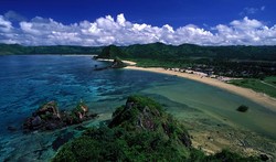 Keindahan Pantai Tanjung Aan yang Selalu Alami