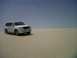 Menjelajahi Gurun dengan SUV Tangguh