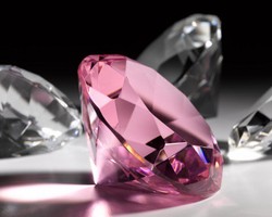Pink Diamond yang Kini Jadi Buruan Wanita Indonesia