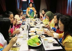 Ngemil Es Krim dan Santap Malam a la Puteri Korea