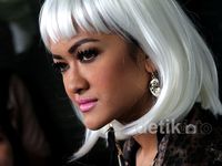 Wig Putih Julia Perez