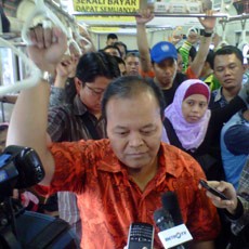 Hidayat Nurwahid Bergelayutan Naik Commuter Line & TransJ