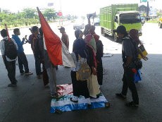 RMS Ultah, Bendera Diinjak-injak Mahasiswa di Makassar