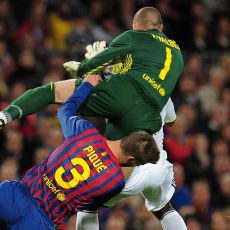 Usai Benturan dengan Valdes, Pique Dibawa ke Rumah Sakit