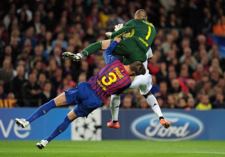 Usai Benturan dengan Valdes, Pique Dibawa ke Rumah Sakit