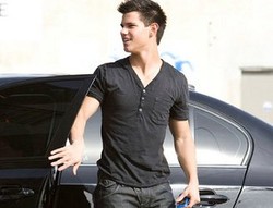 Bintang Twilight Kendarai Mobil Hybrid