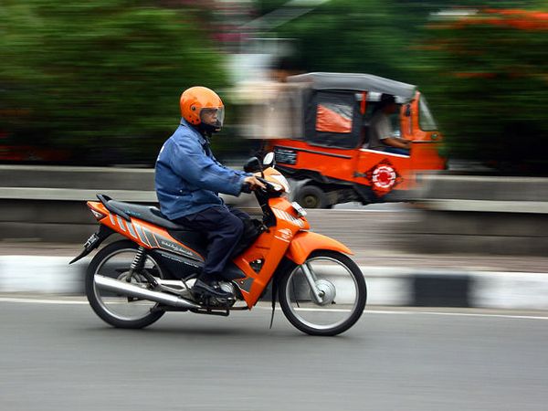 Bajaj dan Pak Pos Balapan