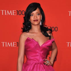 Rihanna Tampil Menawan