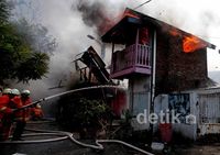 Belasan Rumah di Salemba Ludes Terbakar