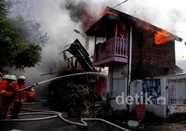 Belasan Rumah di Salemba Ludes Terbakar