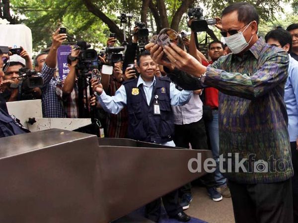 Ribuan Keping CD & DVD Bajakan Dimusnahkan