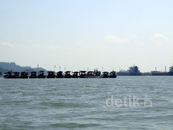Solar Langka, Nelayan Blokir Jalur Laut
