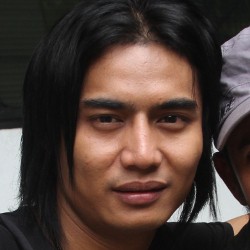 Charly Setia Tunggui Ibunda Sakit 