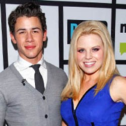Nick Jonas Pacaran dengan Megan Hilty?