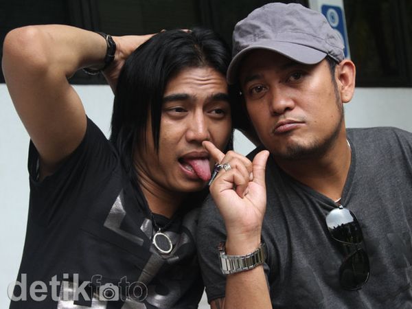 Gaya Melet Charly van Houten