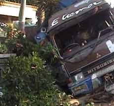 Sopir Ngantuk, Truk Muat Kedelai Tabrak Rumah dan Mushola