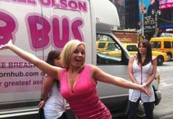 Bintang Porno Jadi Ikon Bis untuk Periksa Payudara Gratis