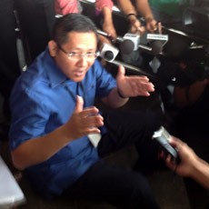 Duduk di Tangga, Anas Bikin Konferensi Pers Dadakan di KPK